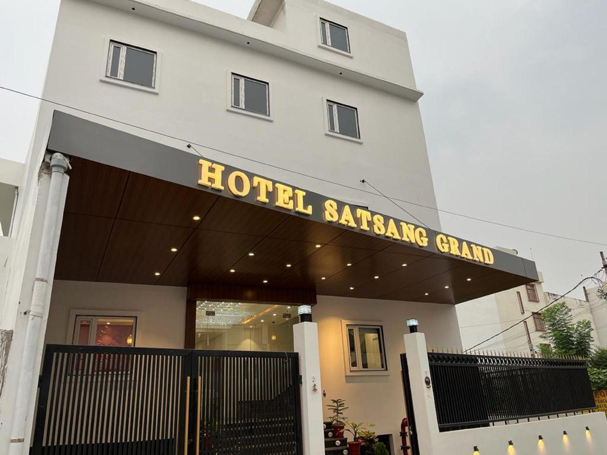 Hotel Satsang Grand Varanasi Ngoại thất bức ảnh